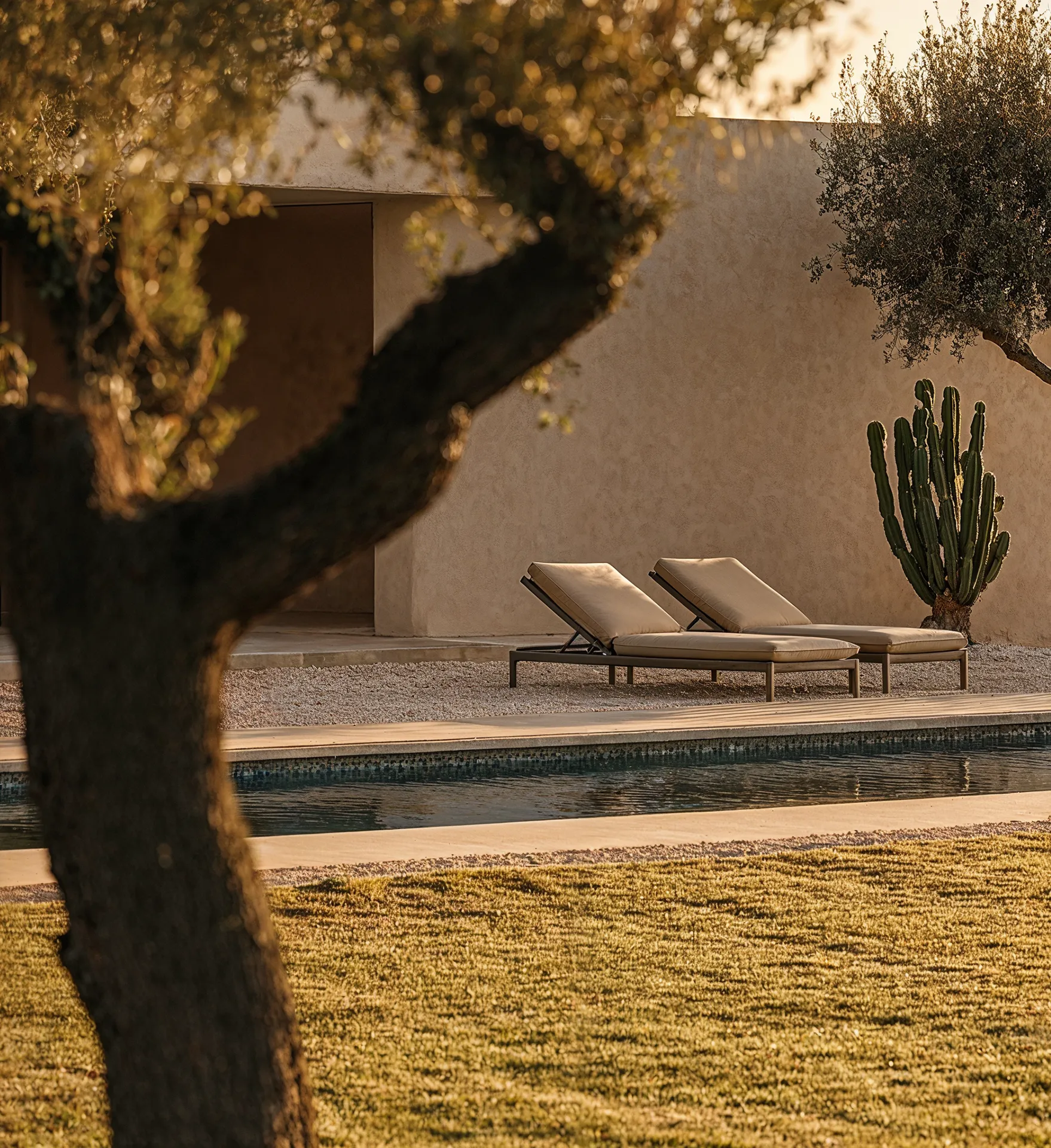 Piscina privata di una villa Vitria circondata dal paesaggio naturale della Valle d'Itria.